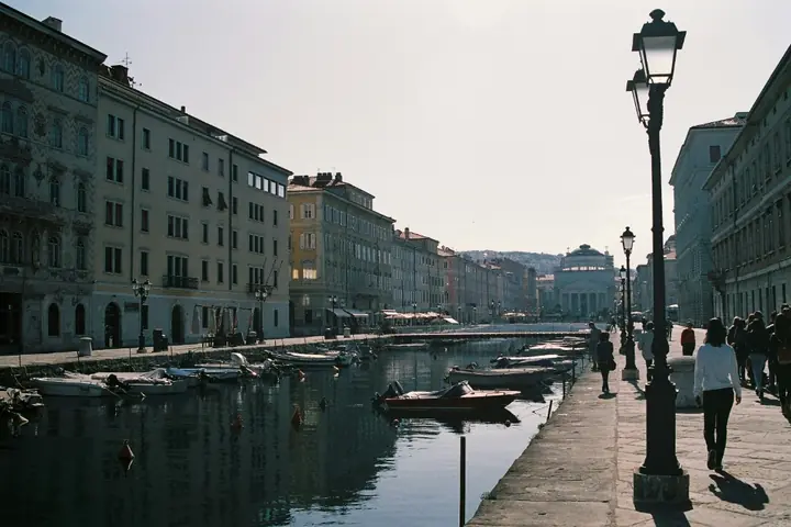 MateoReisen în Trieste – explorează confortabil Italia din acest oraș plin de personalitate. Călătorește sigur cu autocarele noastre moderne.