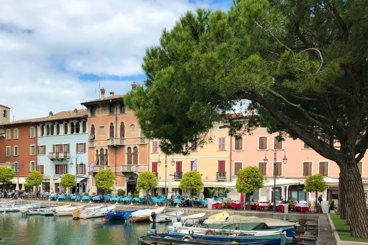 MateoReisen în Desenzano – explorează confortabil Italia din acest oraș plin de personalitate. Călătorește sigur cu autocarele noastre moderne.