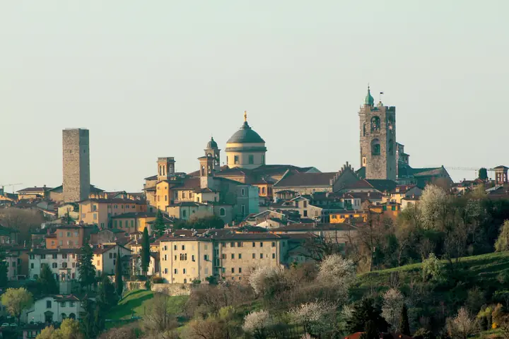 MateoReisen în Bergamo – explorează confortabil Italia din acest oraș plin de personalitate. Călătorește sigur cu autocarele noastre moderne.